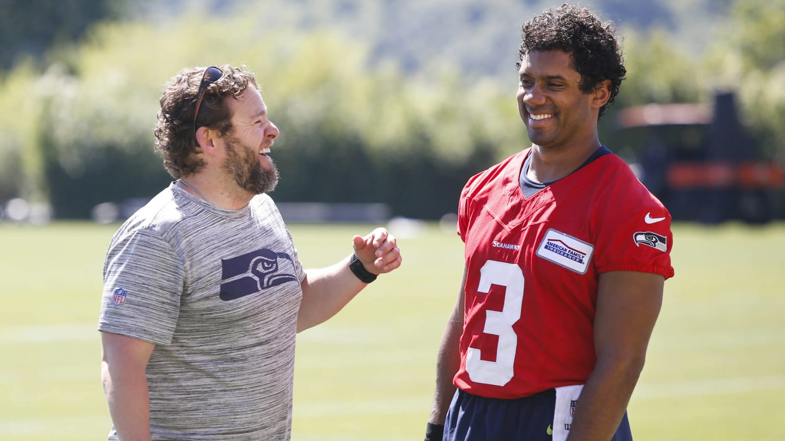 Russell Wilson reacts to Seahawks extending GM Schneider