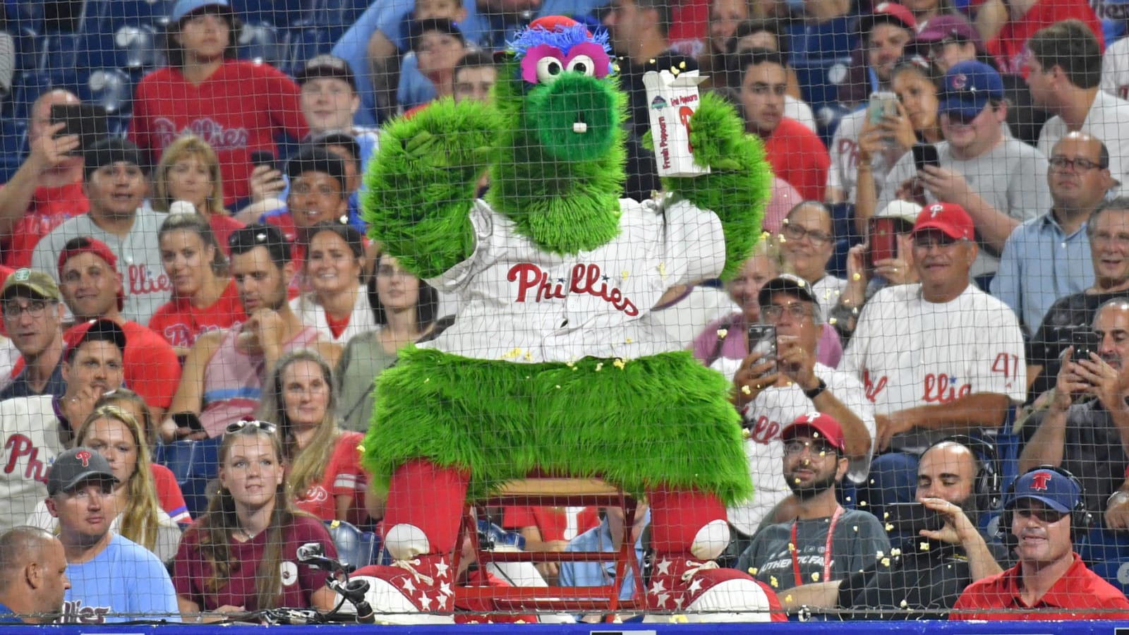 Watch: Phillie Phanatic tries to pump up cardboard cutouts, distract opposing pitcher