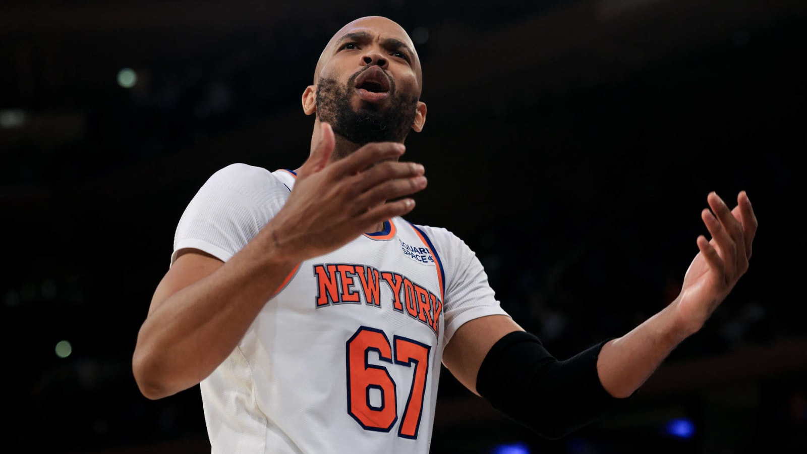 Taj Gibson loses it against refs after foul call, gets ejected