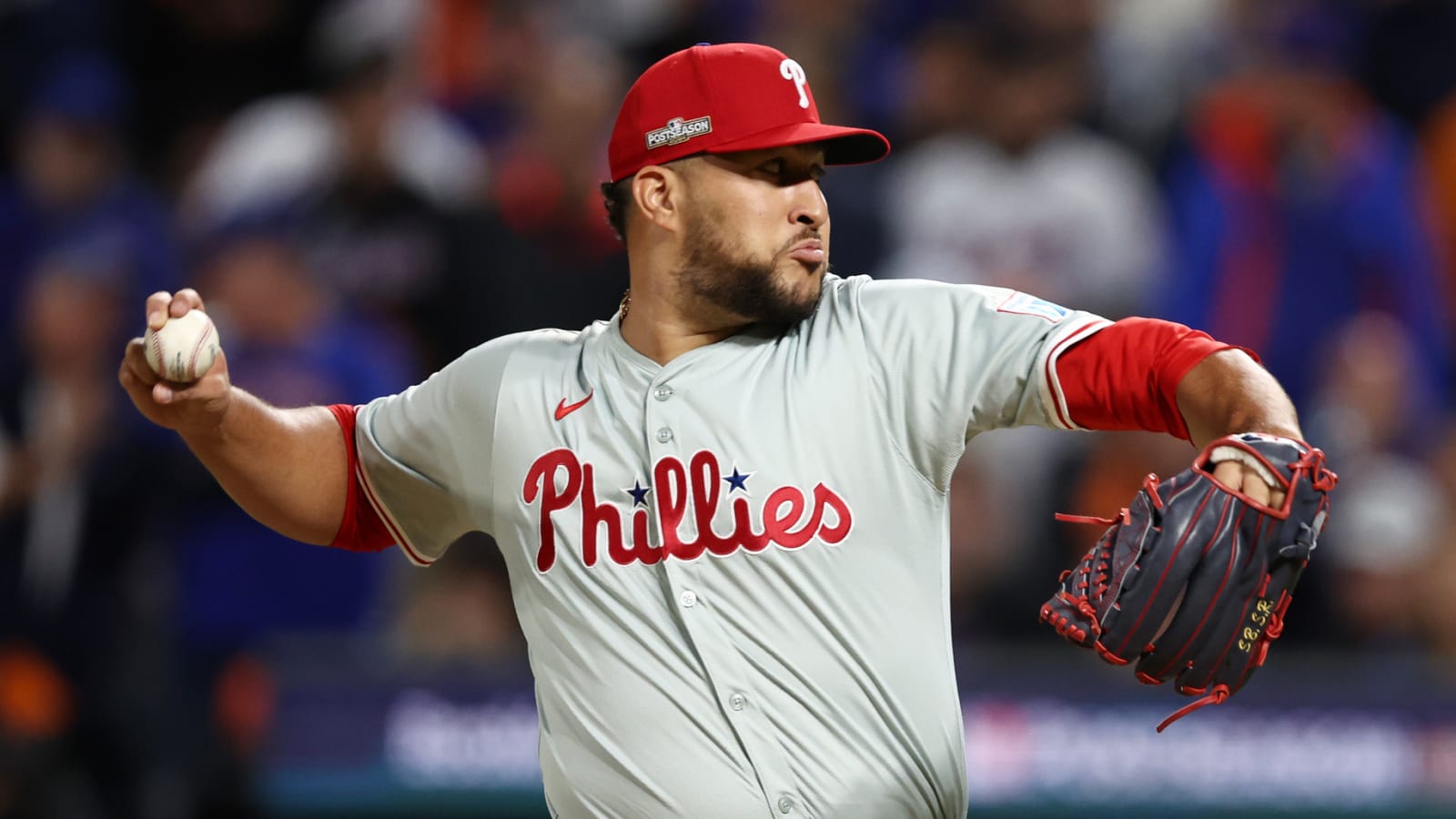 Reds remain in talks with top unsigned reliever