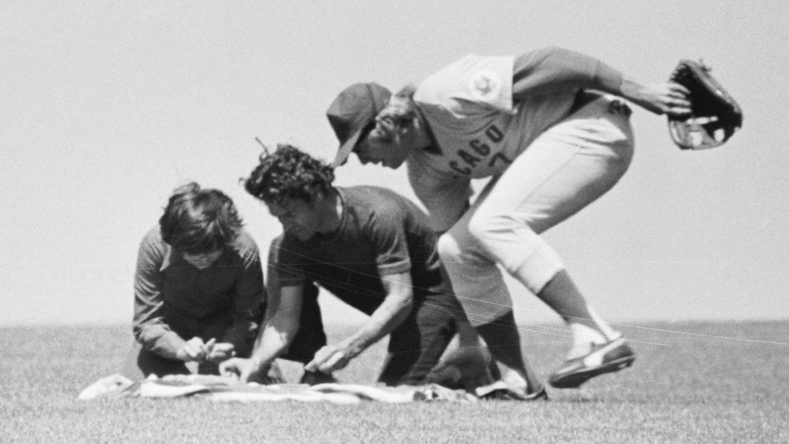 Rick Monday saves American flag from protesters in 1976 