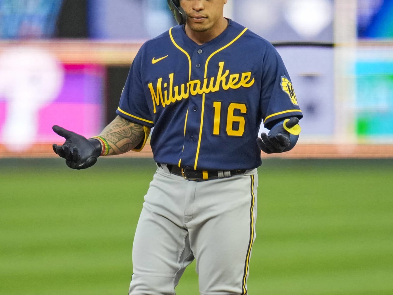 Brewers place second baseman Kolten Wong on IL with oblique strain