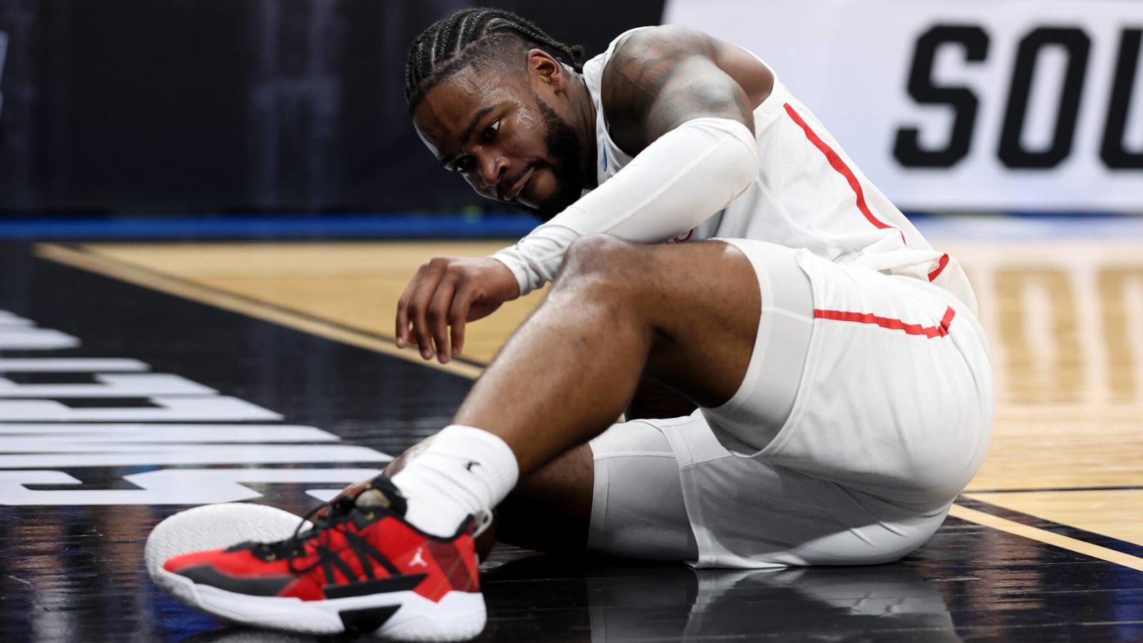 Watch: Houston's Jamal Shead leaves Sweet 16 against Duke with lower-leg injury