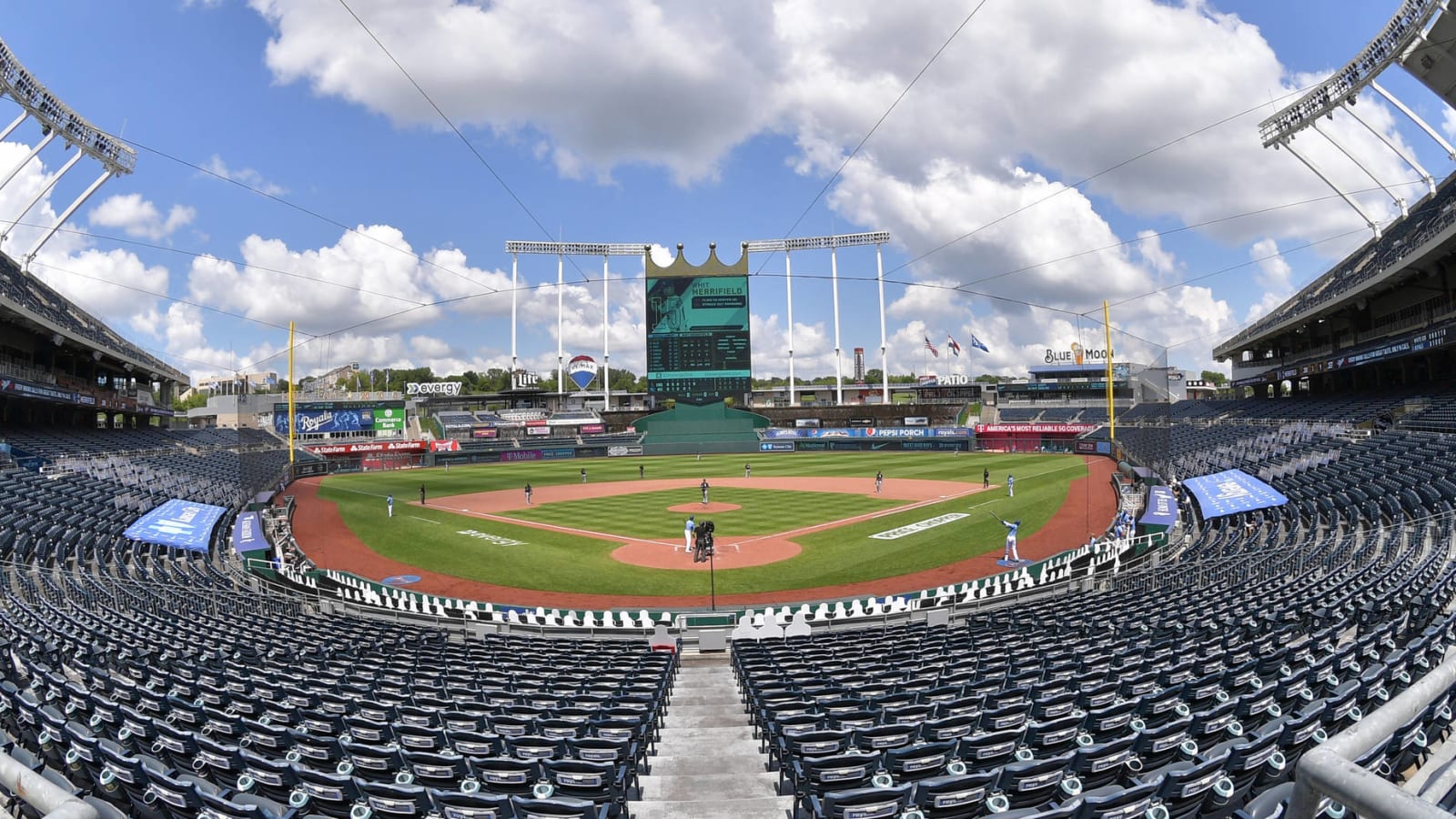 Pirates, Royals unable to enter Kauffman Stadium due to shooting next door