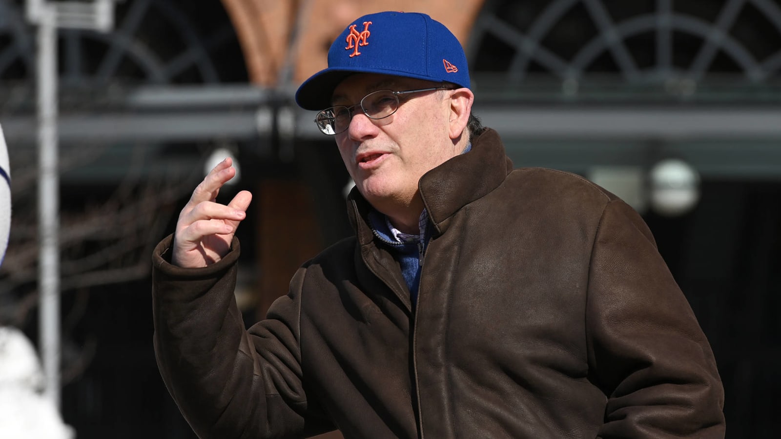 Mets owner runs contest to out source in unflattering story