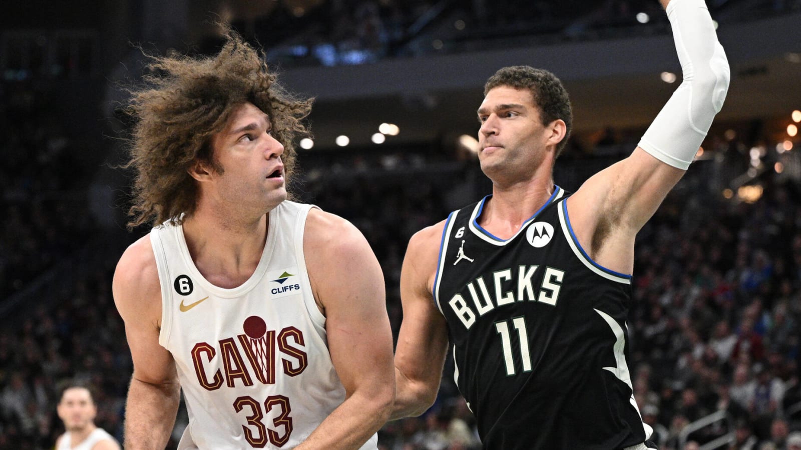 Bucks to reunite NBA's Lopez twins