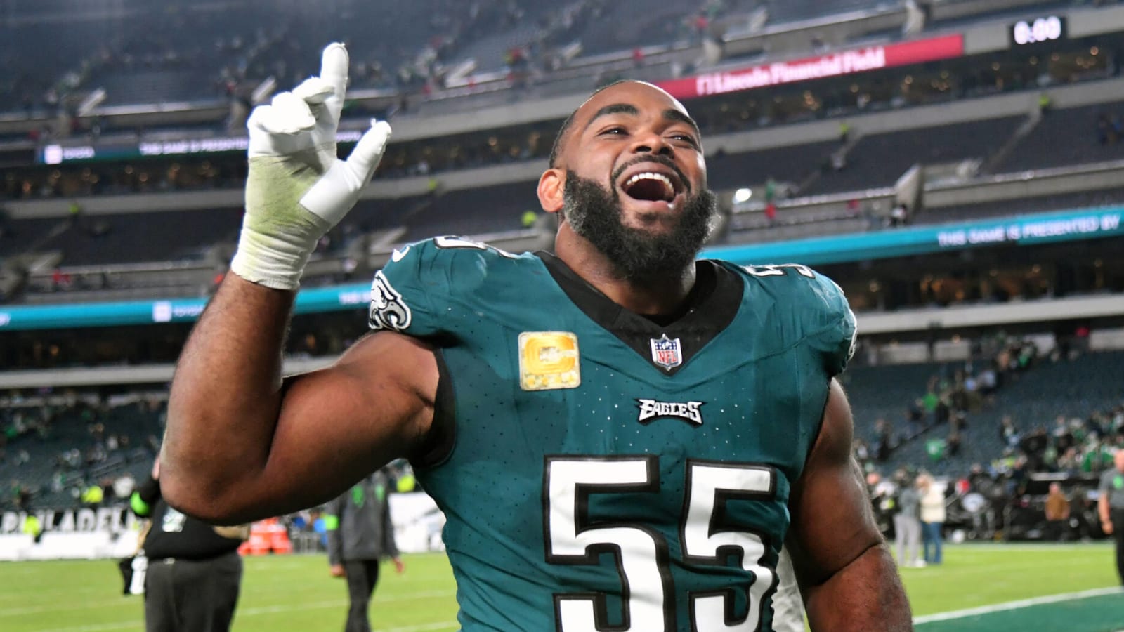 Eagles re-sign franchise cornerstone to one-year deal