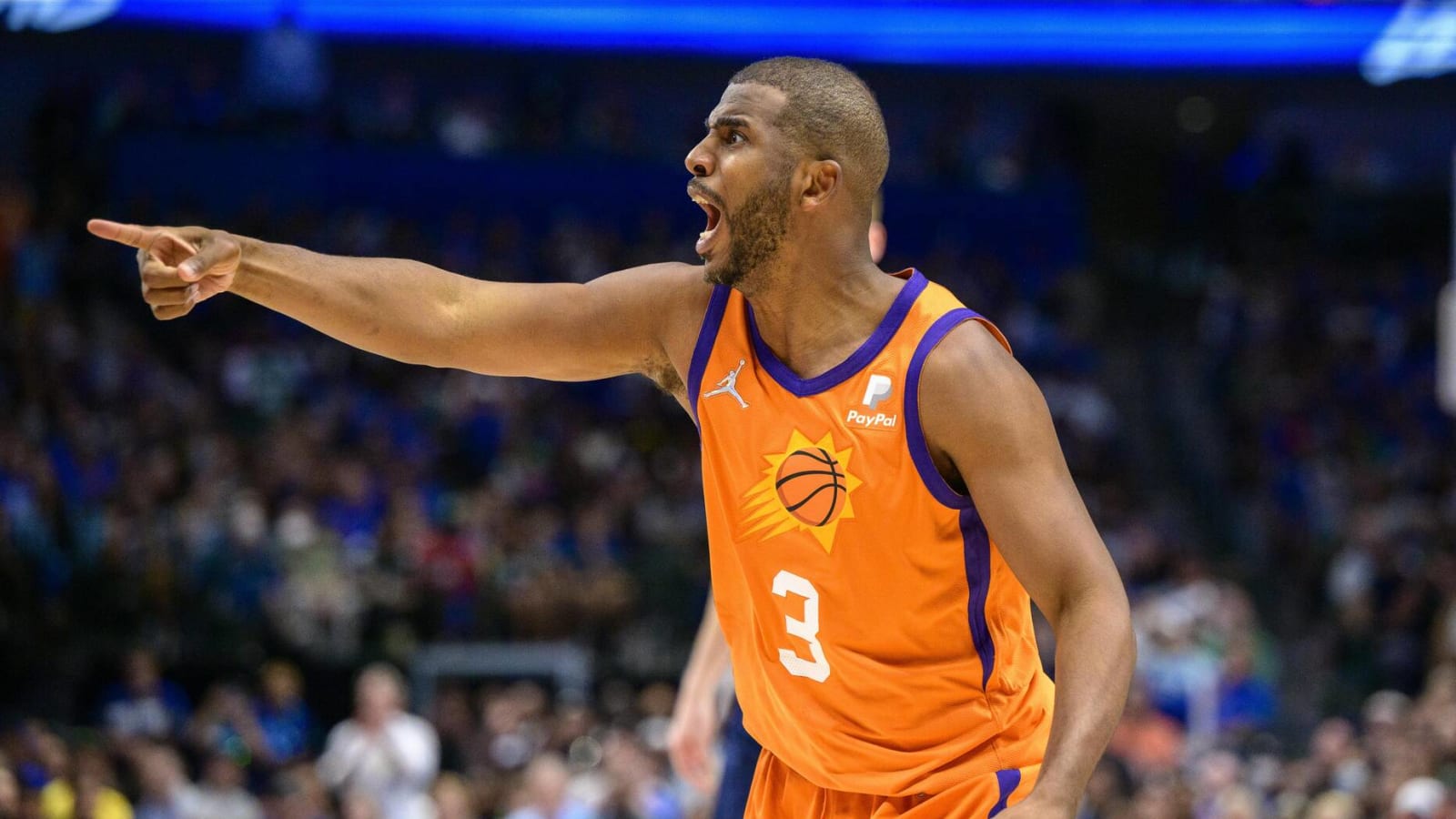 Chris Paul confronts Mavs fan after incident with family