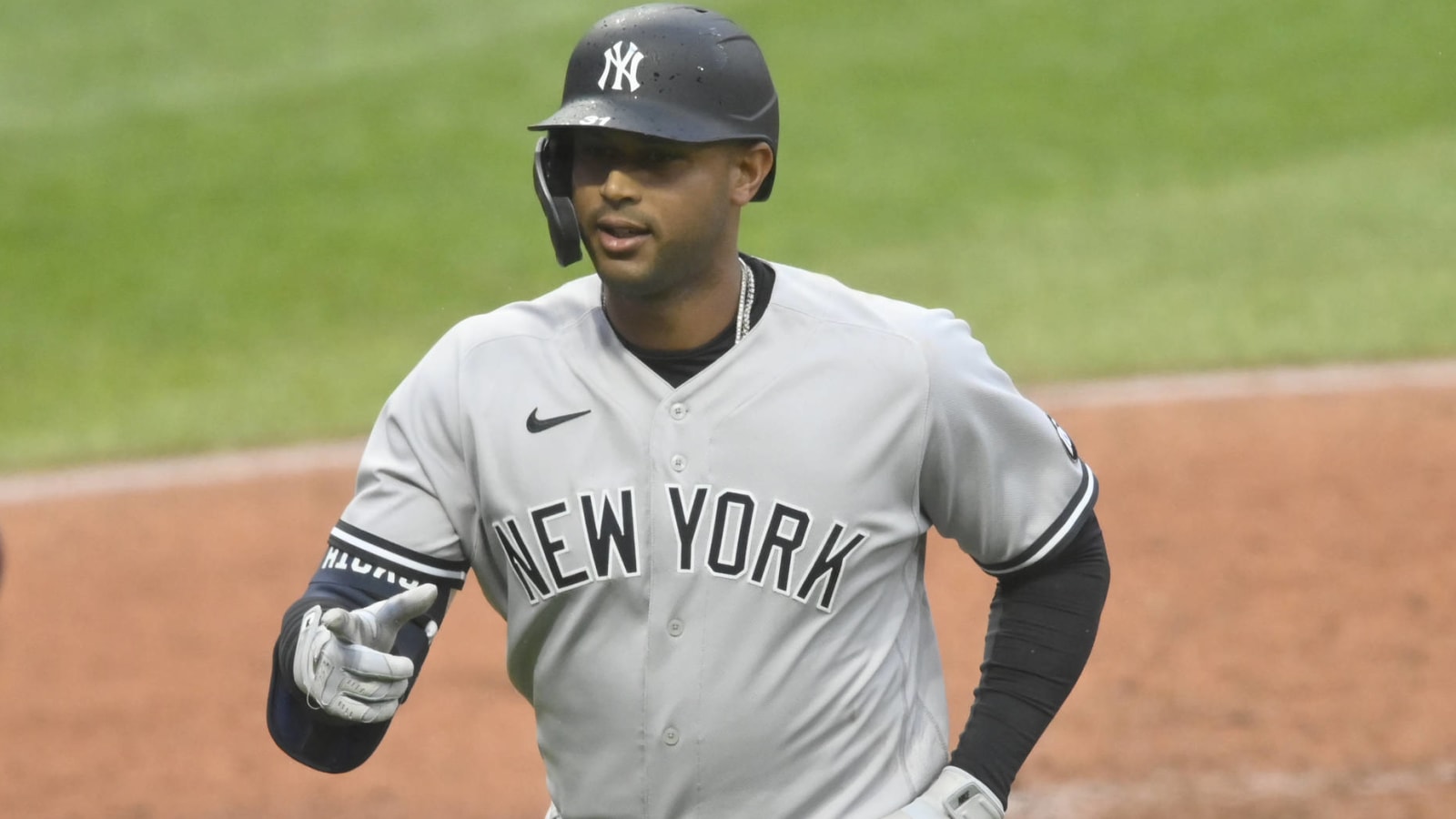 Aaron Hicks expected to be out for season after wrist surgery