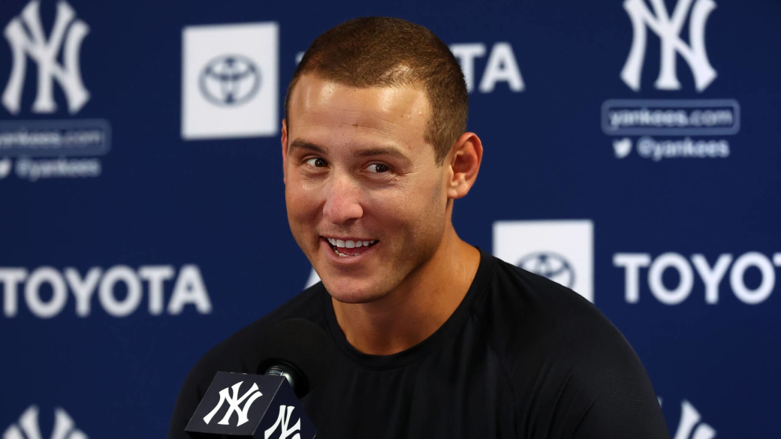 Anthony Rizzo helping Aaron Hicks deal with fan abuse