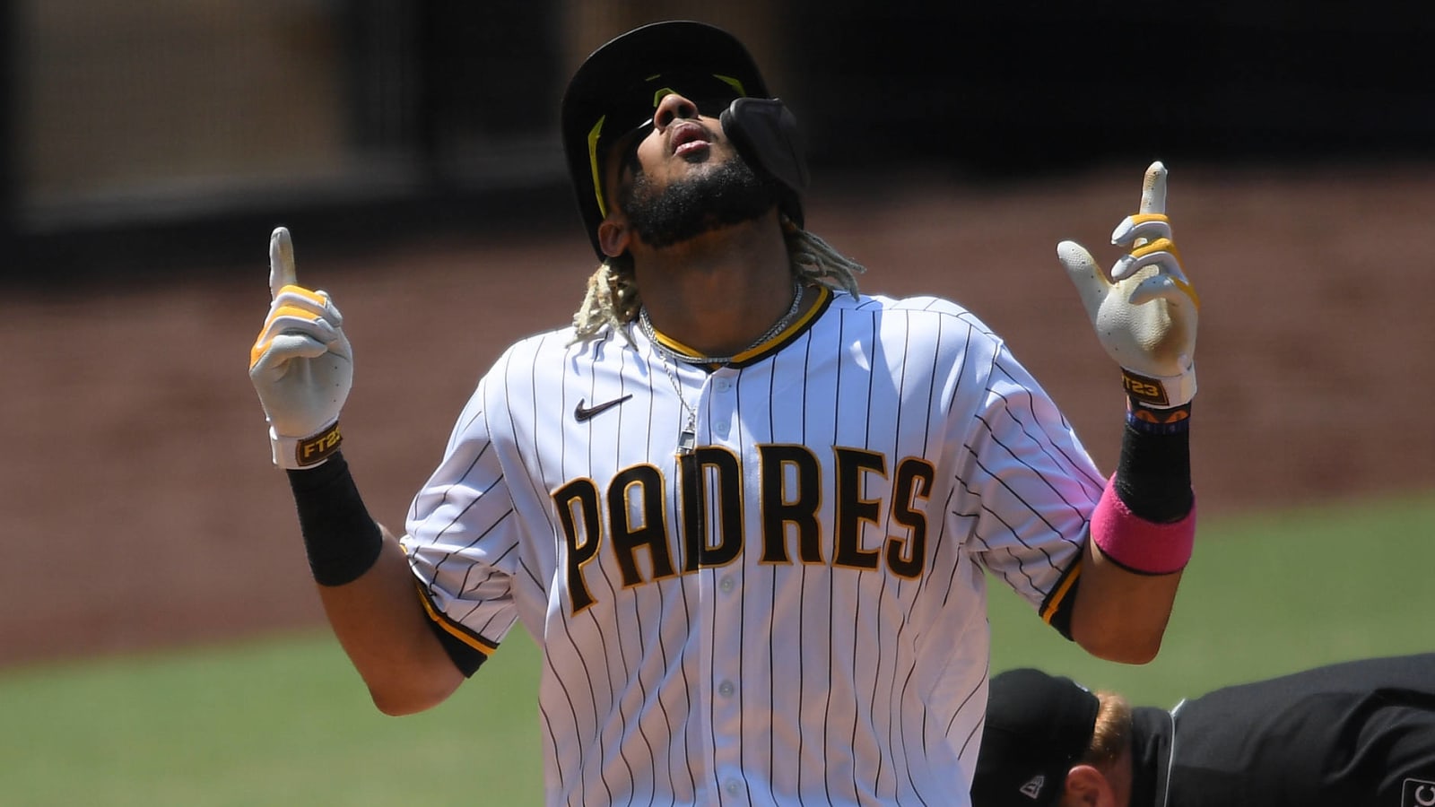 Fernando Tatis Jr. hits ball out of Petco Park