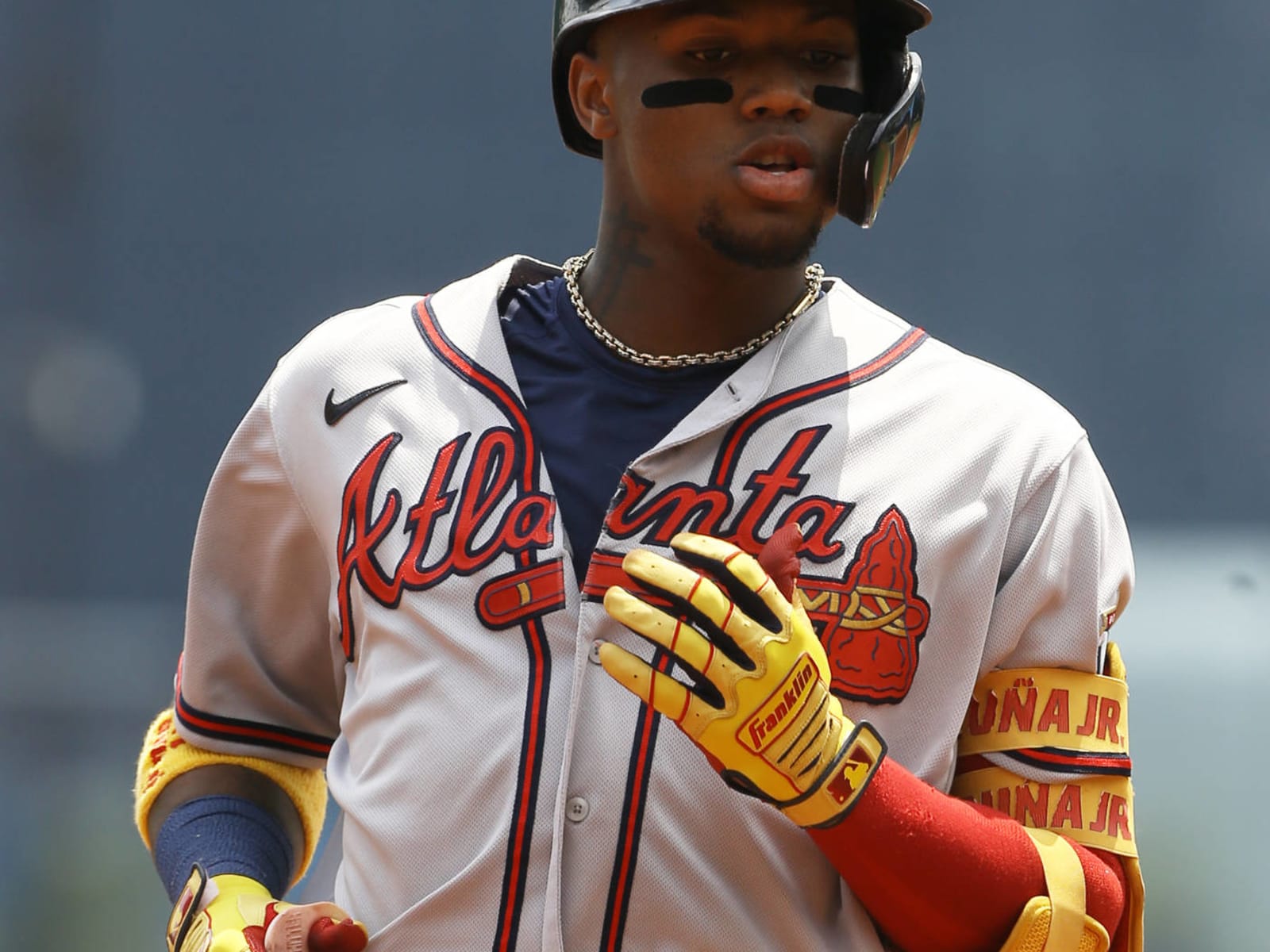 Marlins' Jazz Chisholm Jr. suffers apparent shoulder injury after  attempting to steal base, exits game early