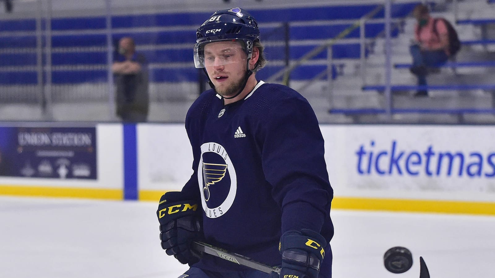 Vladimir Tarasenko out for rest of first round with injured shoulder 
