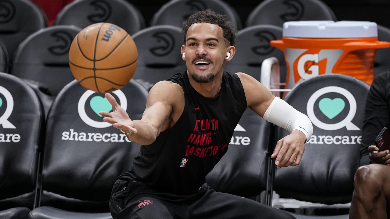 Watch: Trae Young, Lester Quinones trade long-range triples