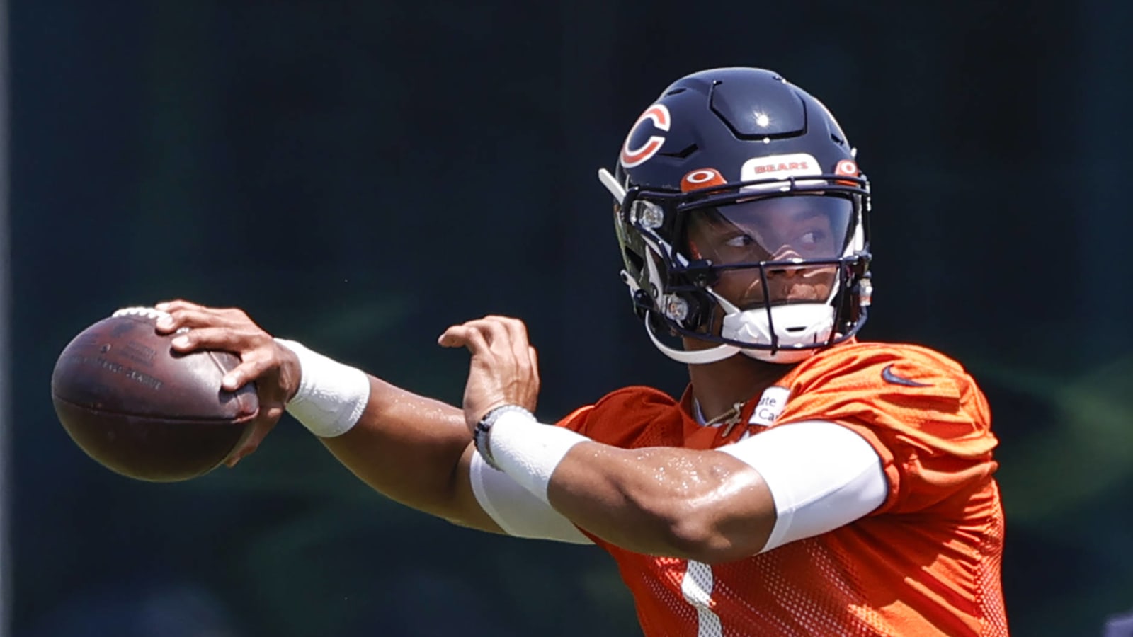 Bears' Mooney: Justin Fields throws a 'beautiful ball'