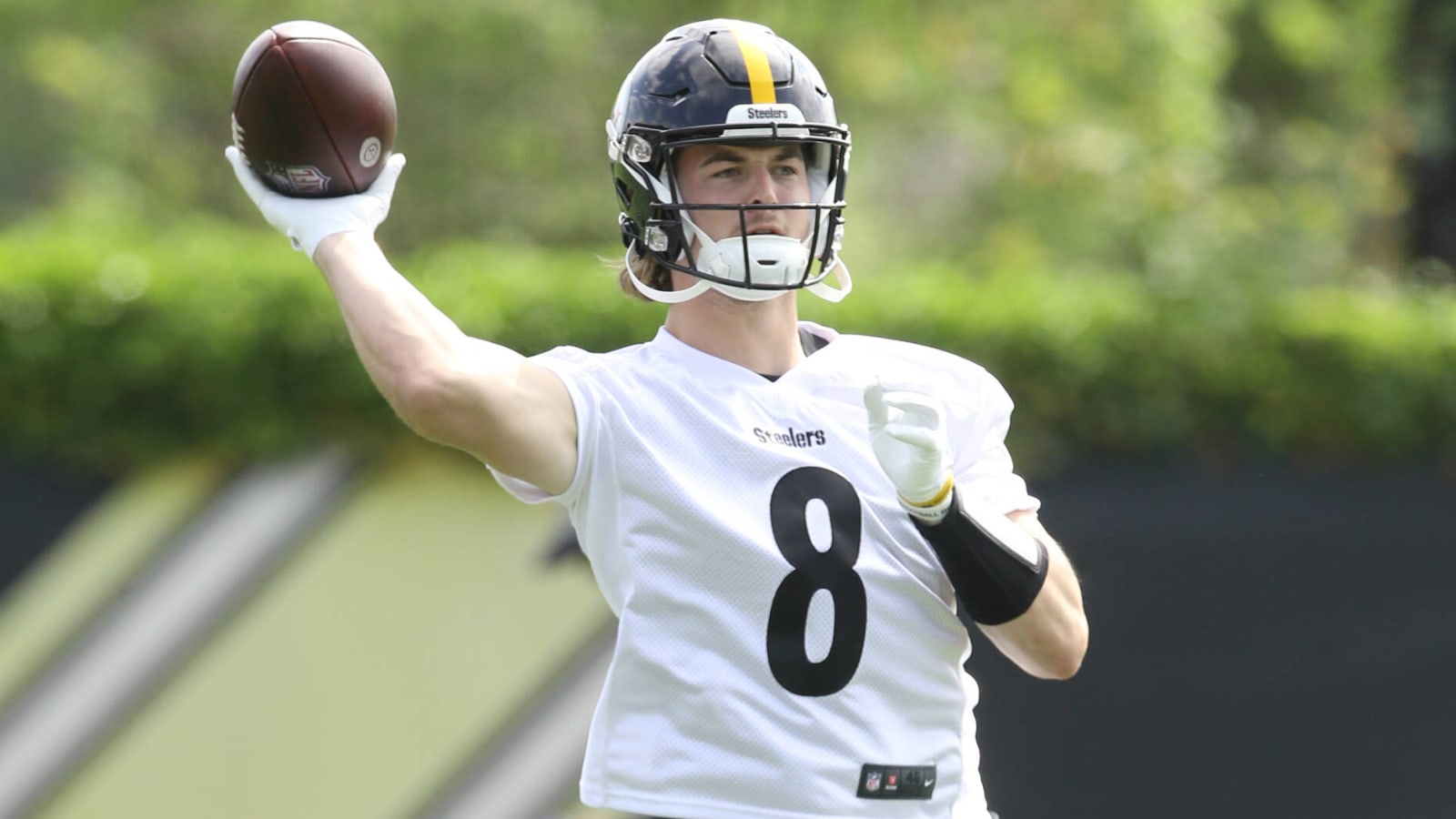 QB named 'biggest weakness' for 2022 Steelers
