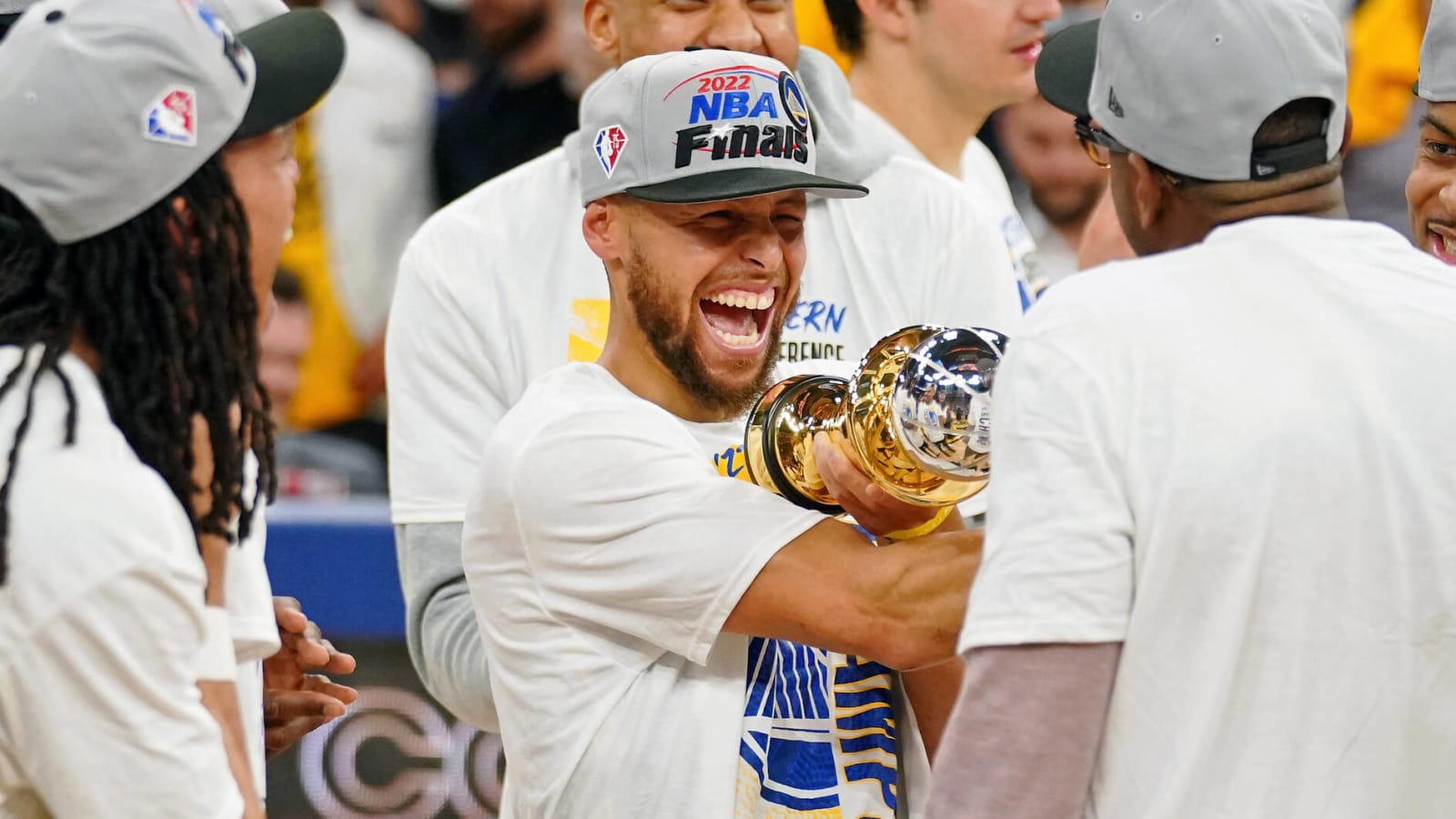 Stephen Curry wins inaugural Magic Johnson Trophy