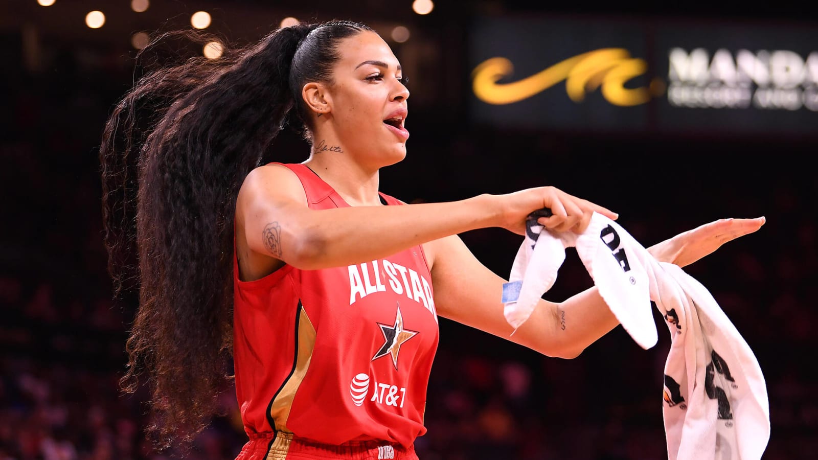 Los Angeles Sparks sign four-time All-Star C Liz Cambage