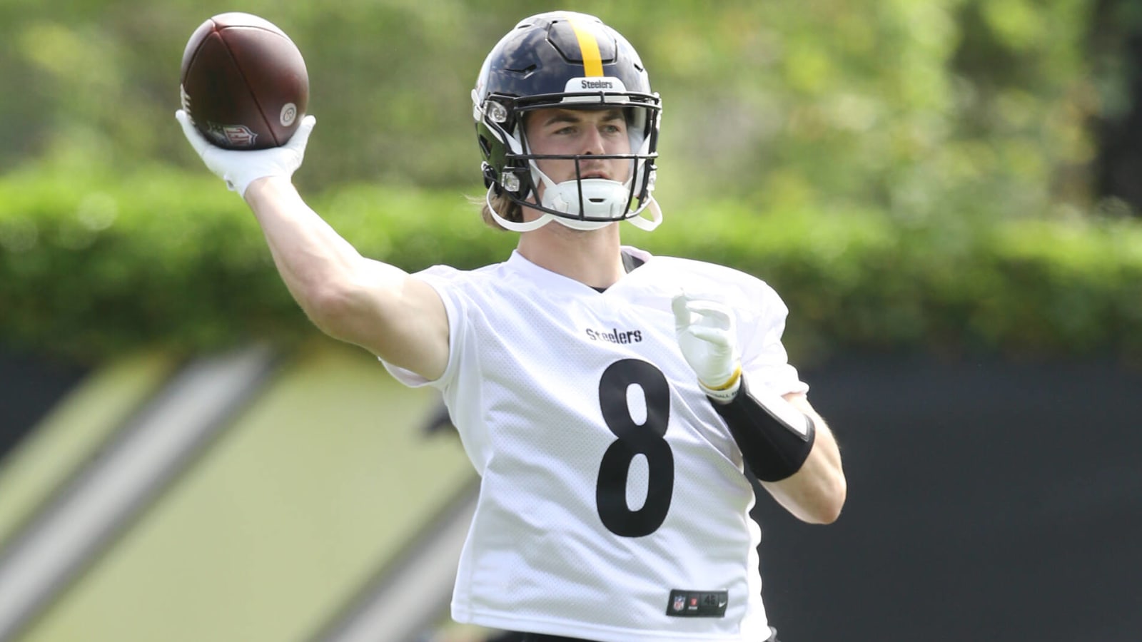 Steelers agree to terms with Kenny Pickett on rookie deal