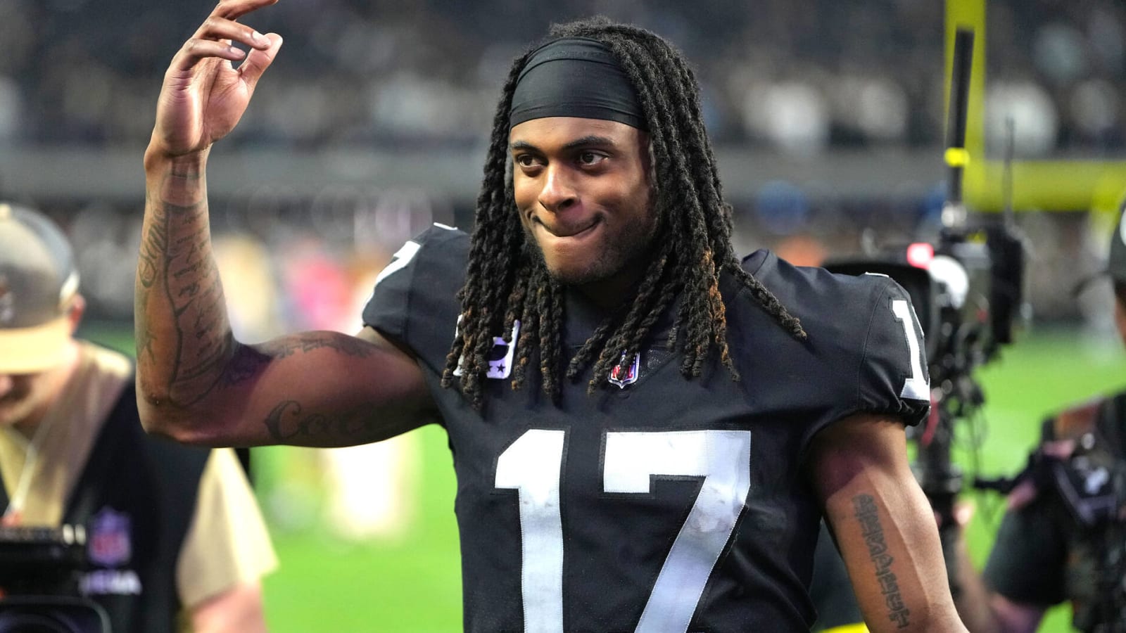 Raiders star WR seems skeptical about new QB