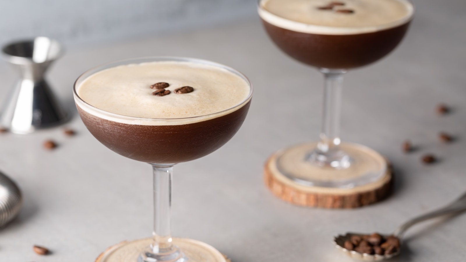20 classic cocktails every home bartender should know how to make