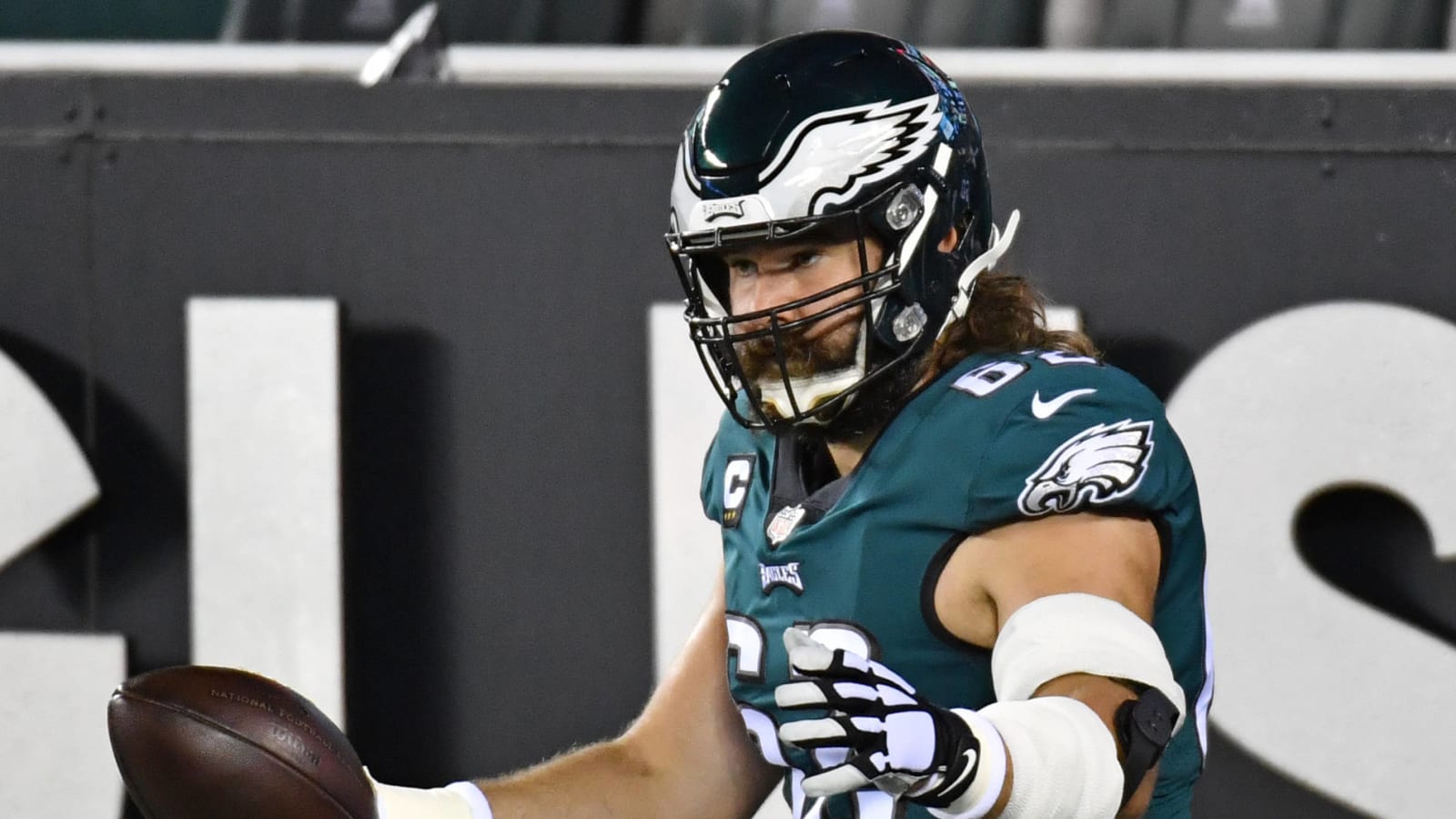 Jason Kelce returning to Eagles on one-year deal 