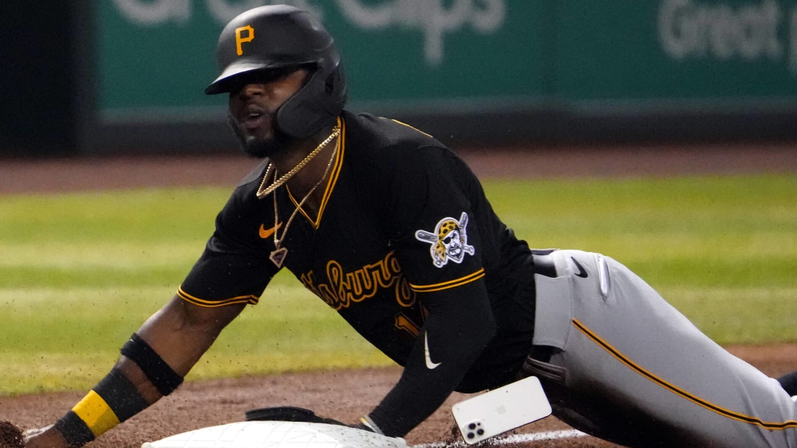 Pirates' Castro loses cellphone while sliding into 3B