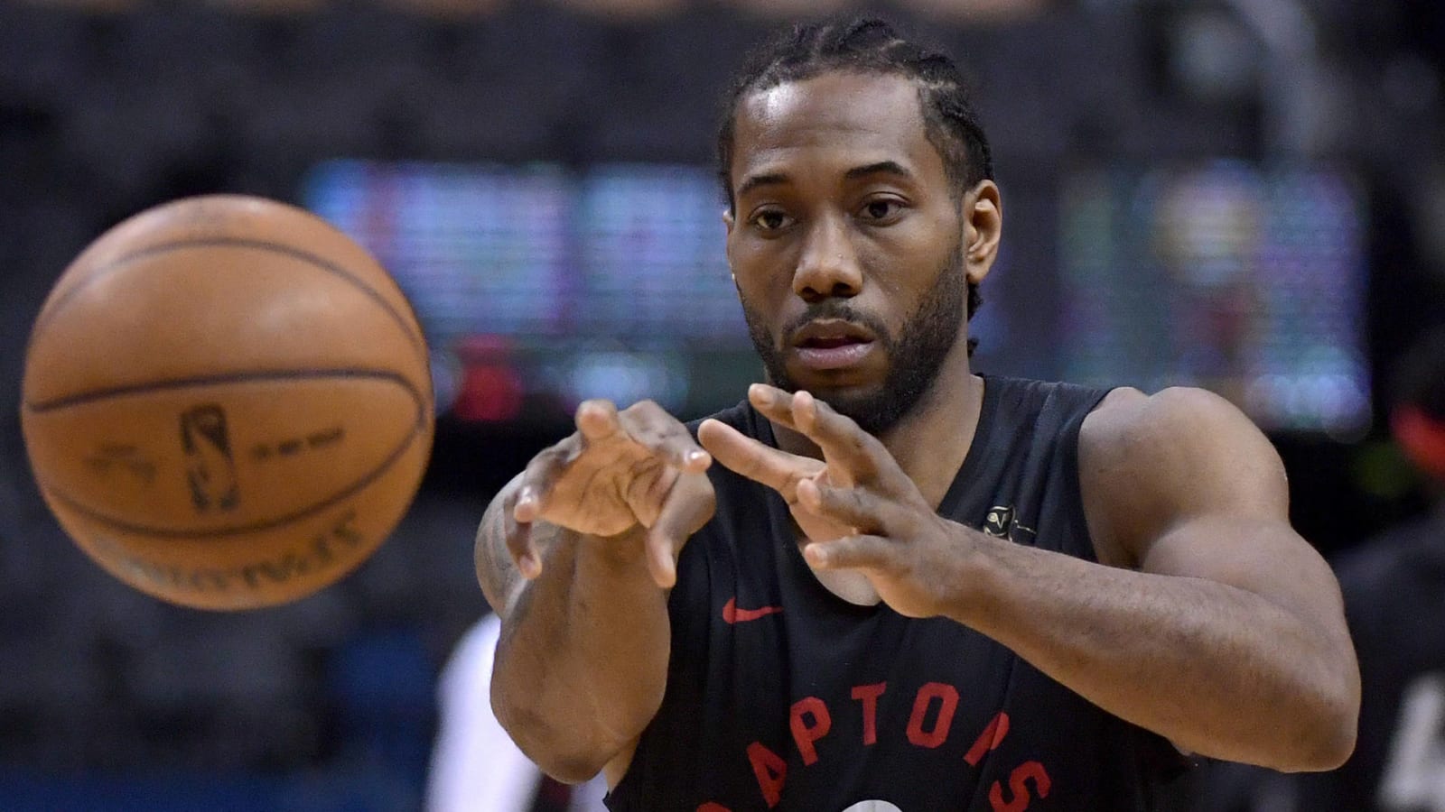 Kawhi Leonard dealing with knee injury due to overcompensation with quad?