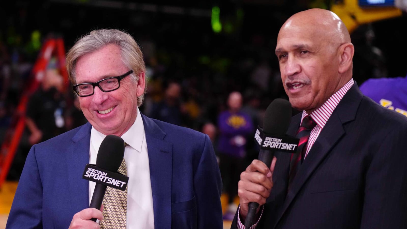 Video of Lakers announcer Stu Lantz caught on hot mic goes viral