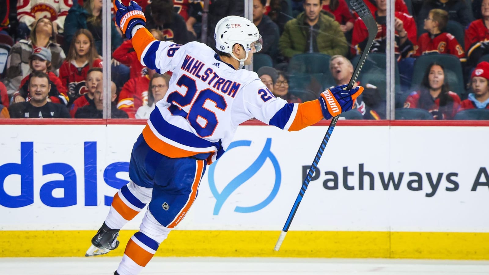 Bruins claim Oliver Wahlstrom off waivers