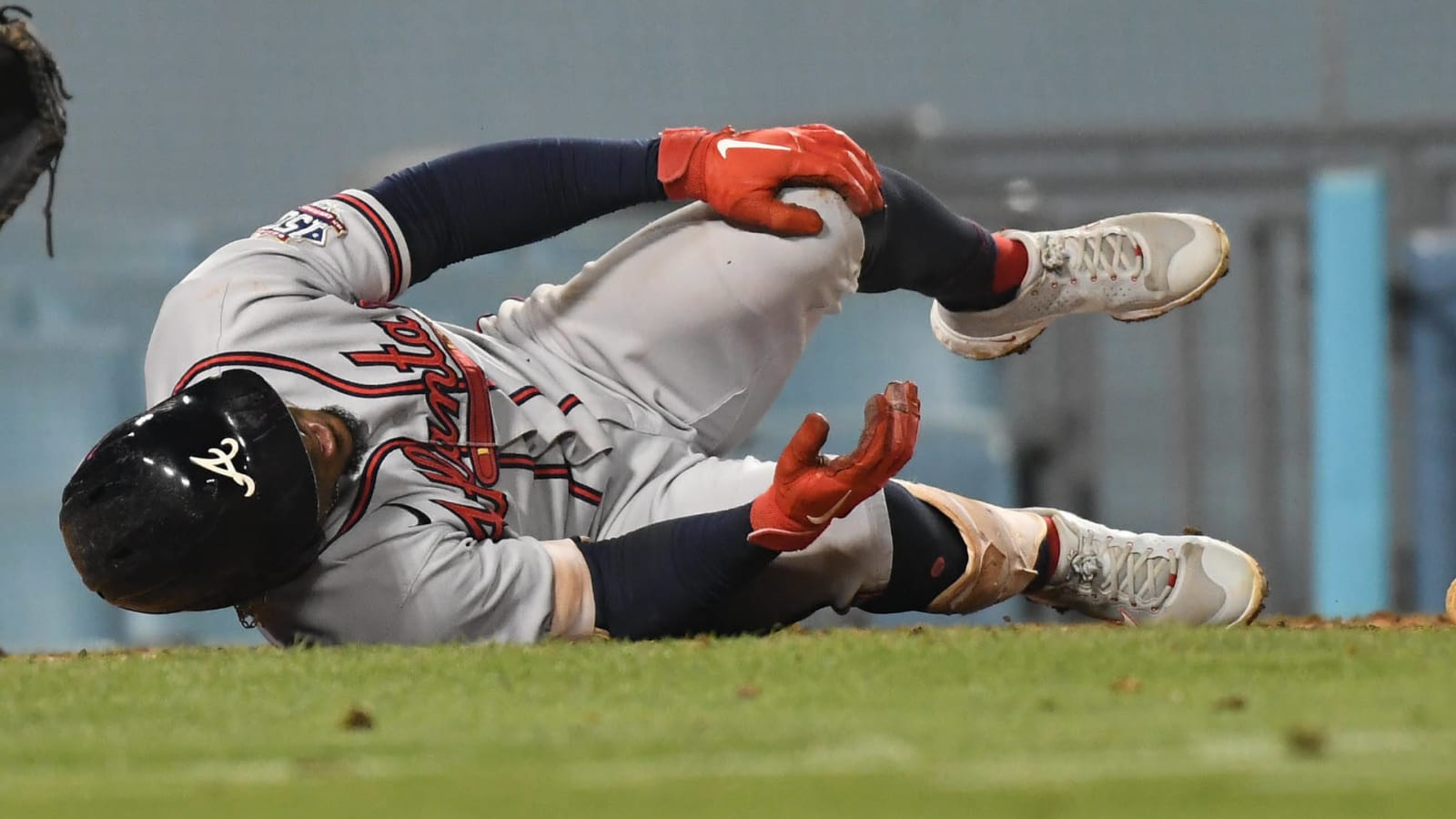 Braves 2B Ozzie Albies suffers left leg injury