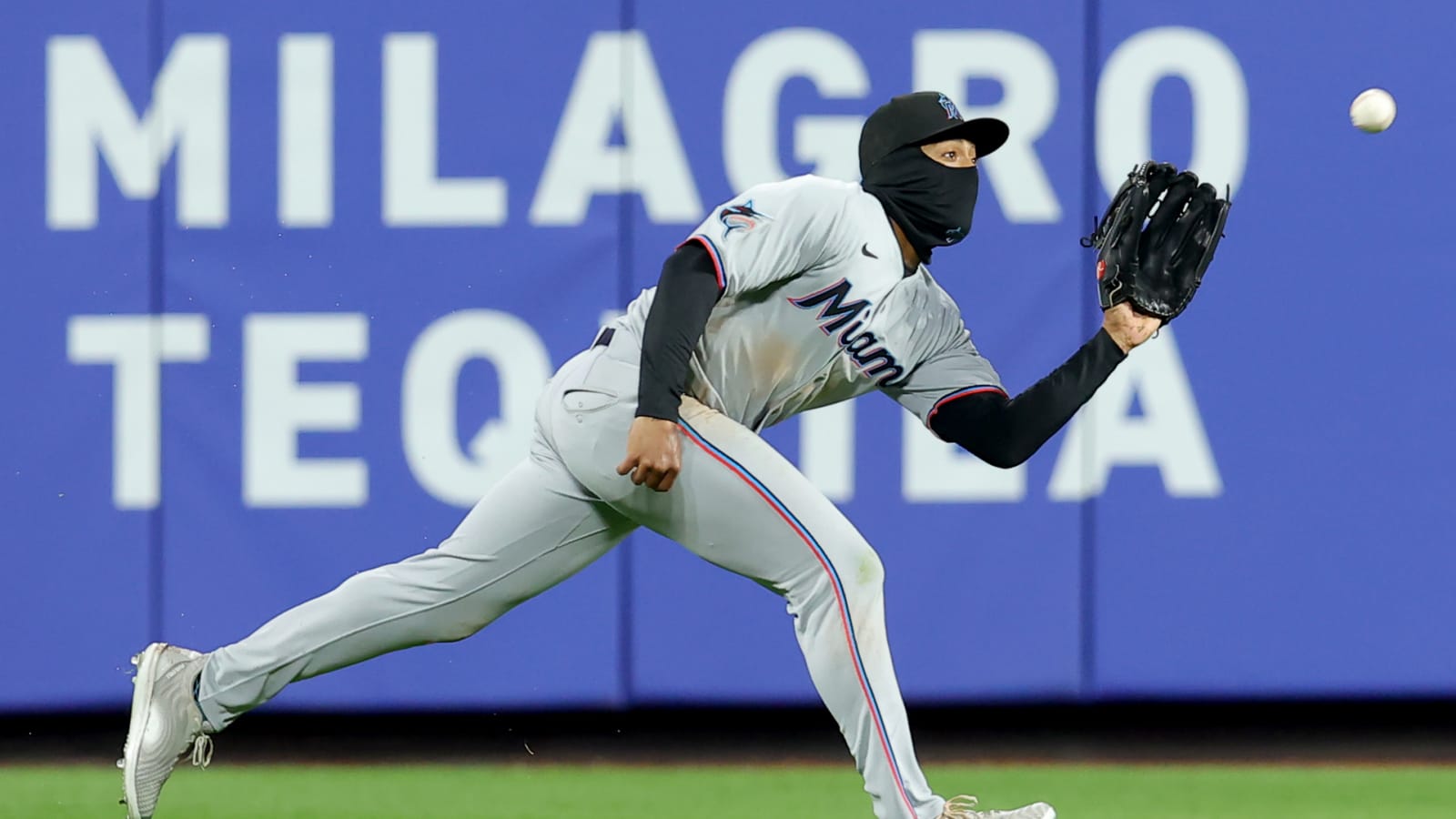 Watch: Marlins OF crashes into wall for crazy game-ending catch