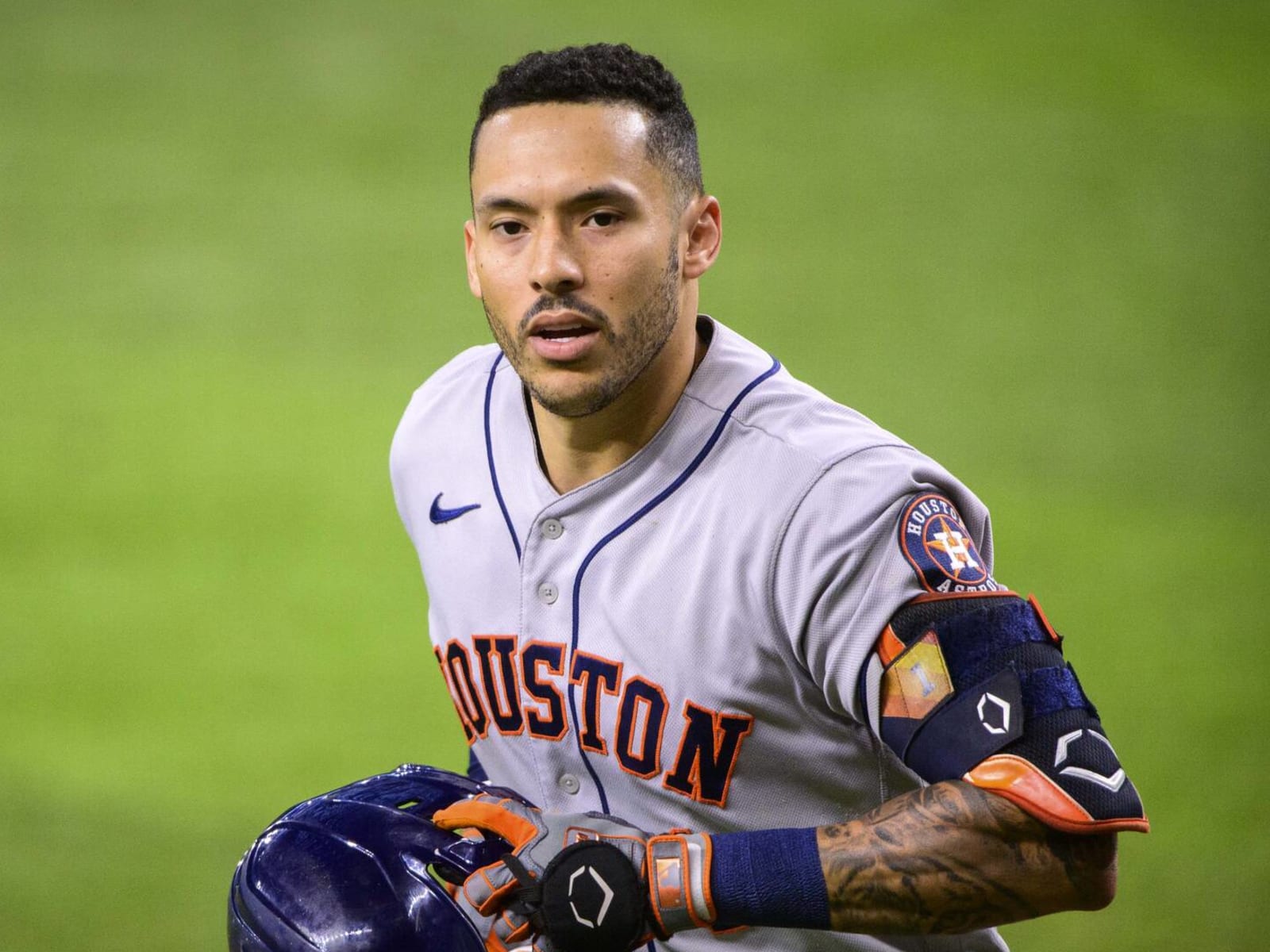 Cubs 'among the favorites' to sign All-Star Carlos Correa