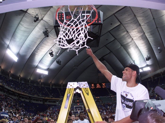 2001: Krzyzewski wins his third national championship