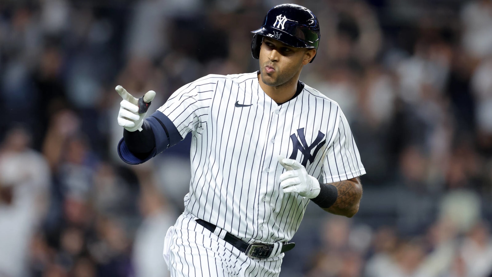 Yankees' Aaron Hicks survives return of Aaron Judge