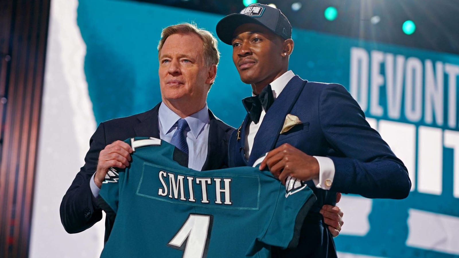 Eagles sign DeVonta Smith to rookie contract