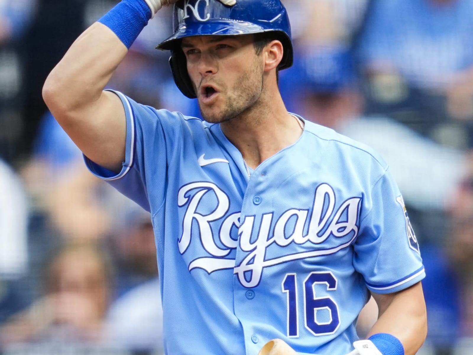 Royals' Andrew Benintendi on IL with fractured rib