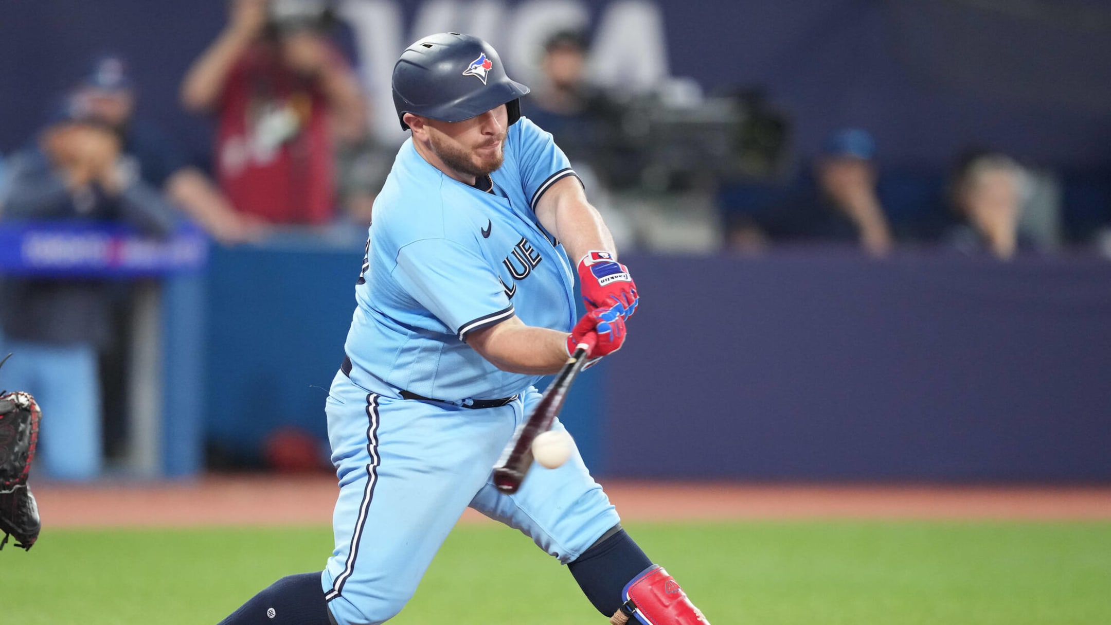 Catcher Alejandro Kirk leaves Blue Jays game after being hit by