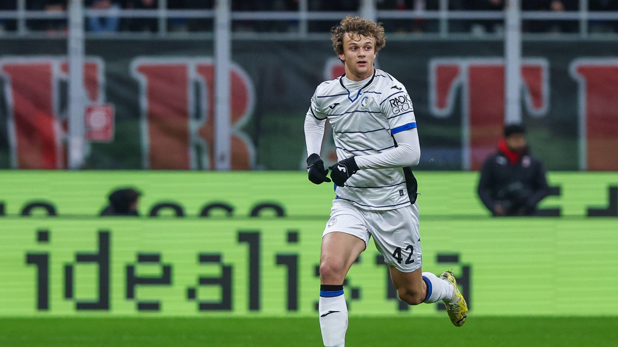 Chelsea join Man Utd in the race to sign 60 million rated ace in