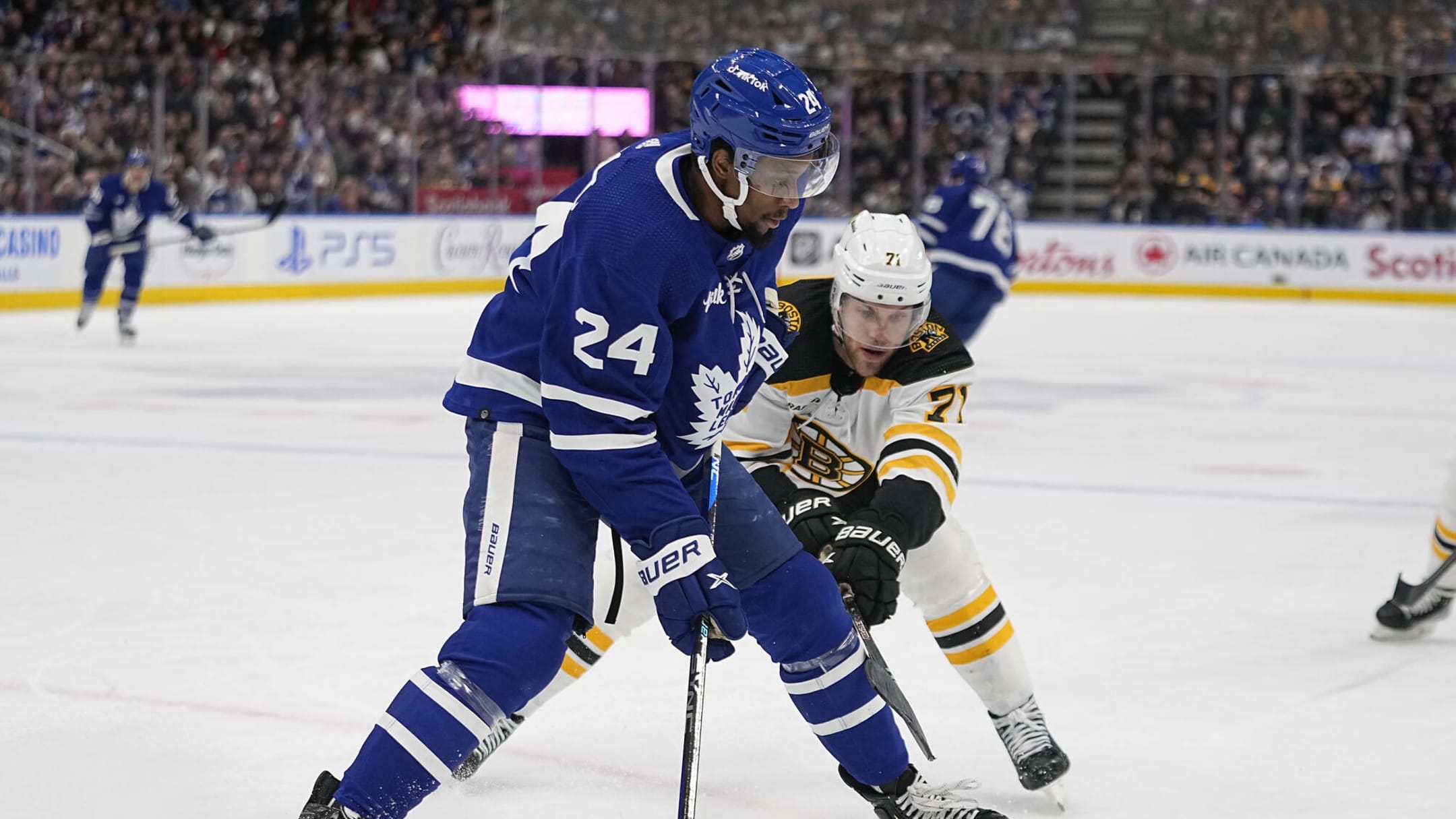 Is It Time for Maple Leafs' Wayne Simmonds to Hang Up His Skates?