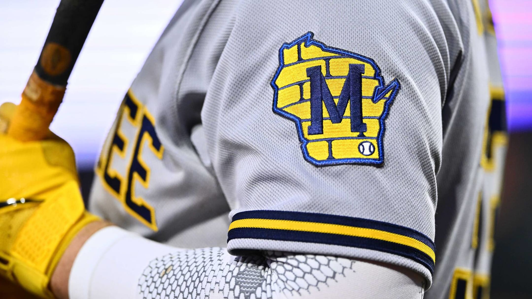 Milwaukee Brewers announce new team logo and uniforms