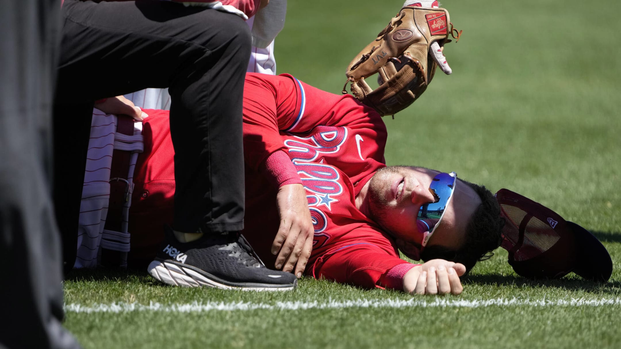 Rhys Hoskins goes to field a ground ball and immediately falls down in pain  : r/baseball