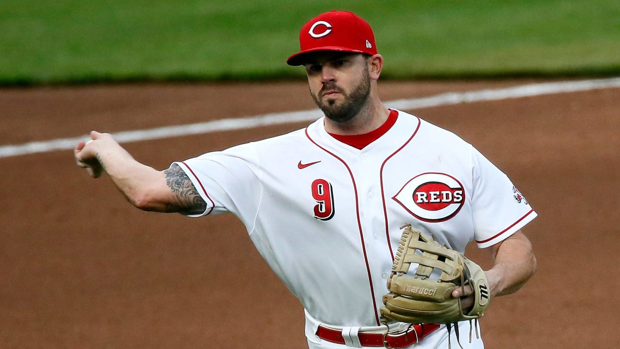 Reds' Mike Moustakas goes on IL after waking up sick - ESPN