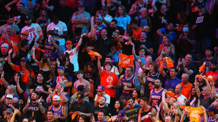 Watch Suns Clippers Fans Get In Big Fight At Game 1 Yardbarker
