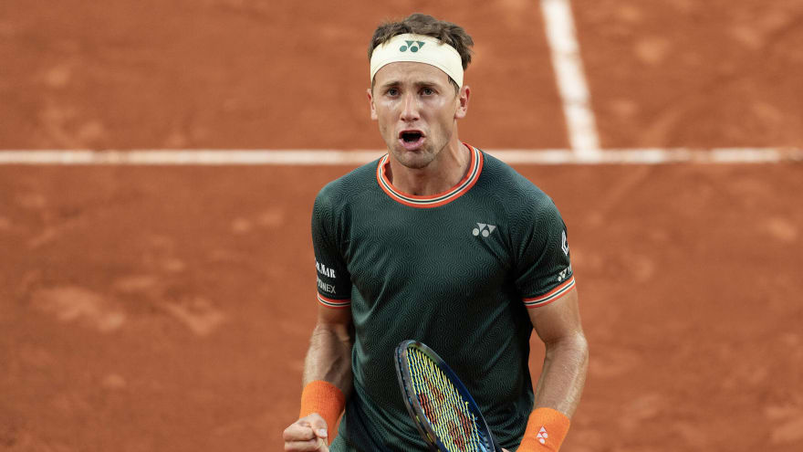 Watch: Casper Ruud plays unbelievable ‘Shot of the Tournament’ to win intense rally against Tomas Etcheverry at Roland Garros