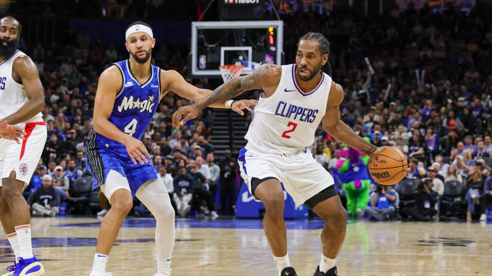 Clippers’ Kawhi Leonard Leaves Team To Get Treatment On Knee