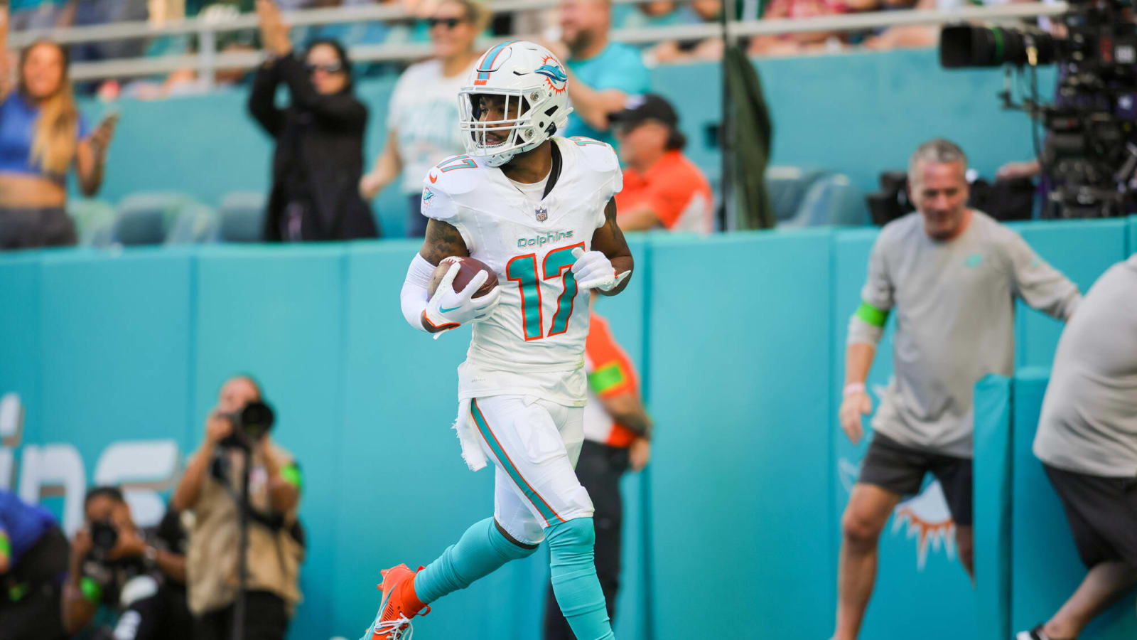 Dolphins Owner Stephen Ross’ hilarious Jaylen Waddle TD celebration goes viral