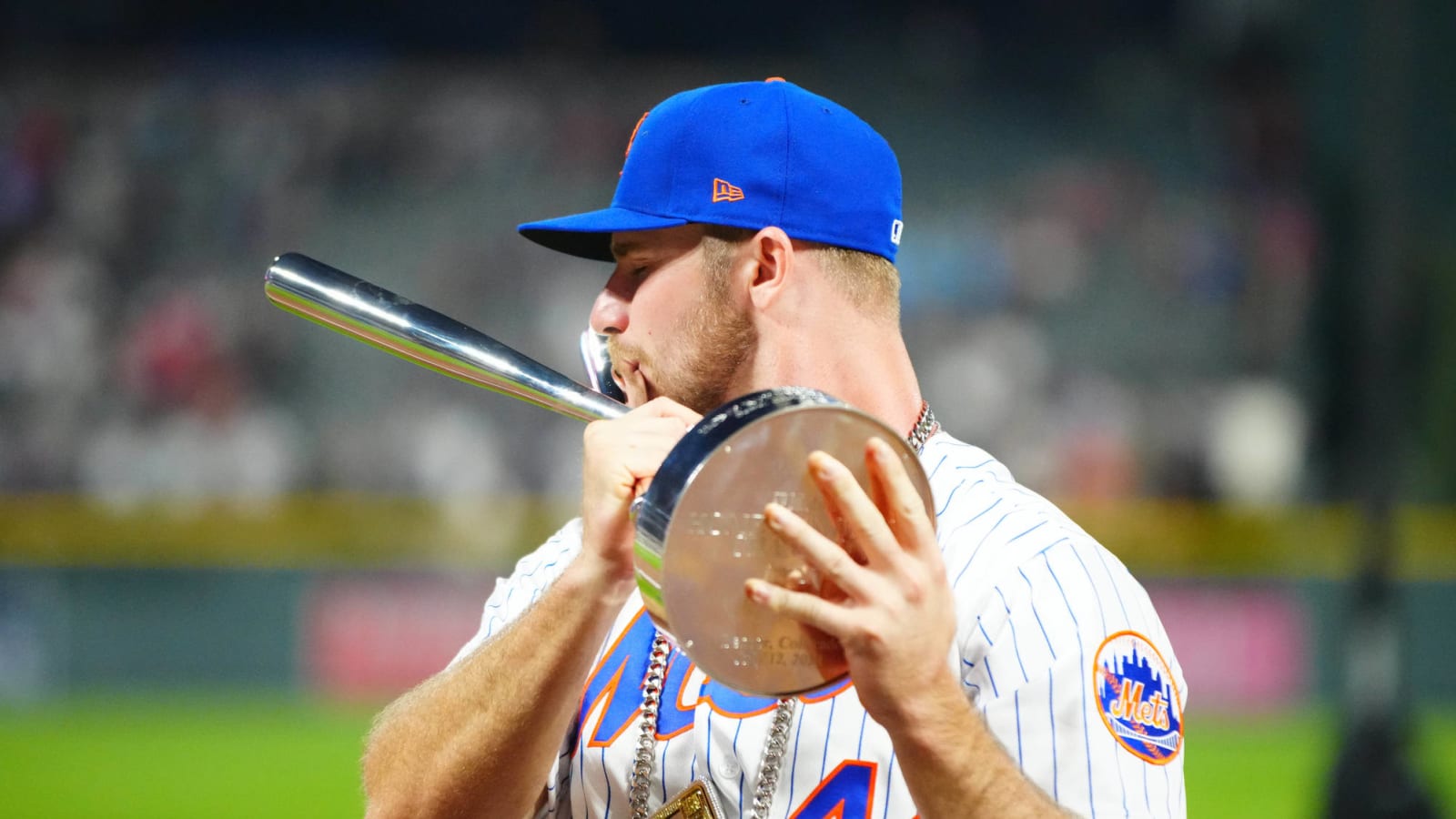 Pete Alonso wore his Home Run Derby chain to a bar after his win