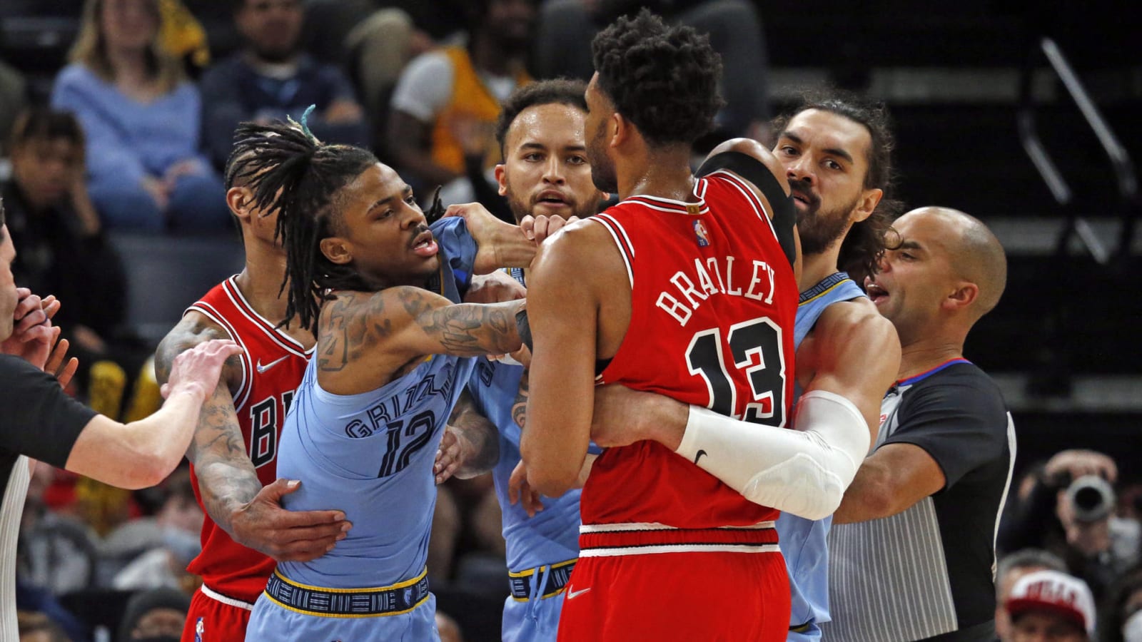 Grizzlies' Adams breaks up scuffle by picking up Bulls' Bradley