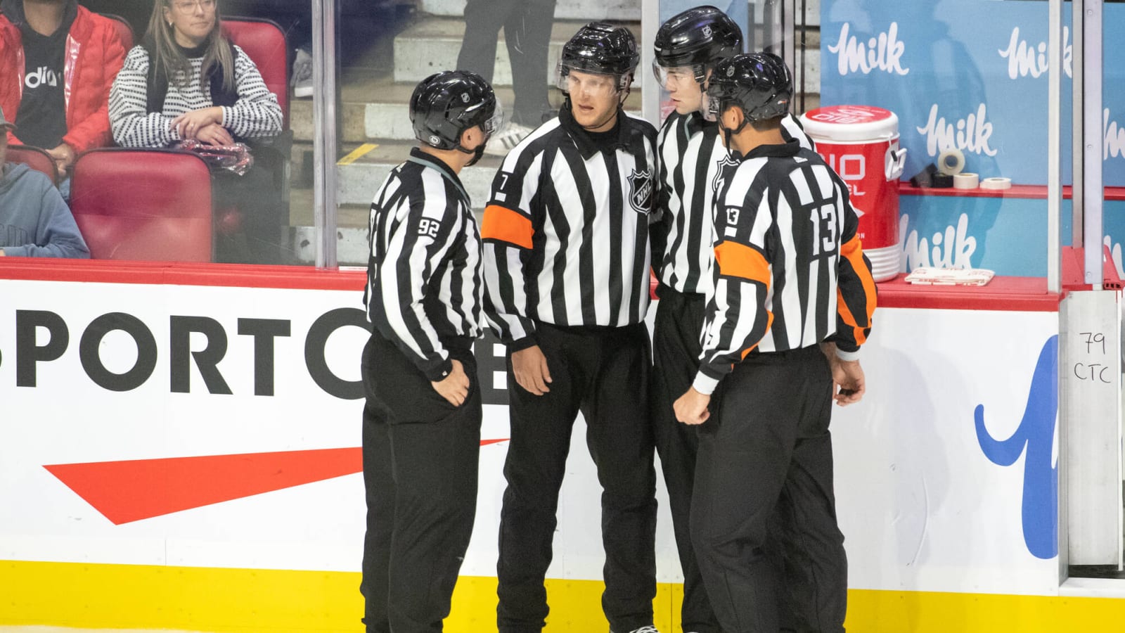 Watch: NHL referee makes hilarious 'no goal' announcement 